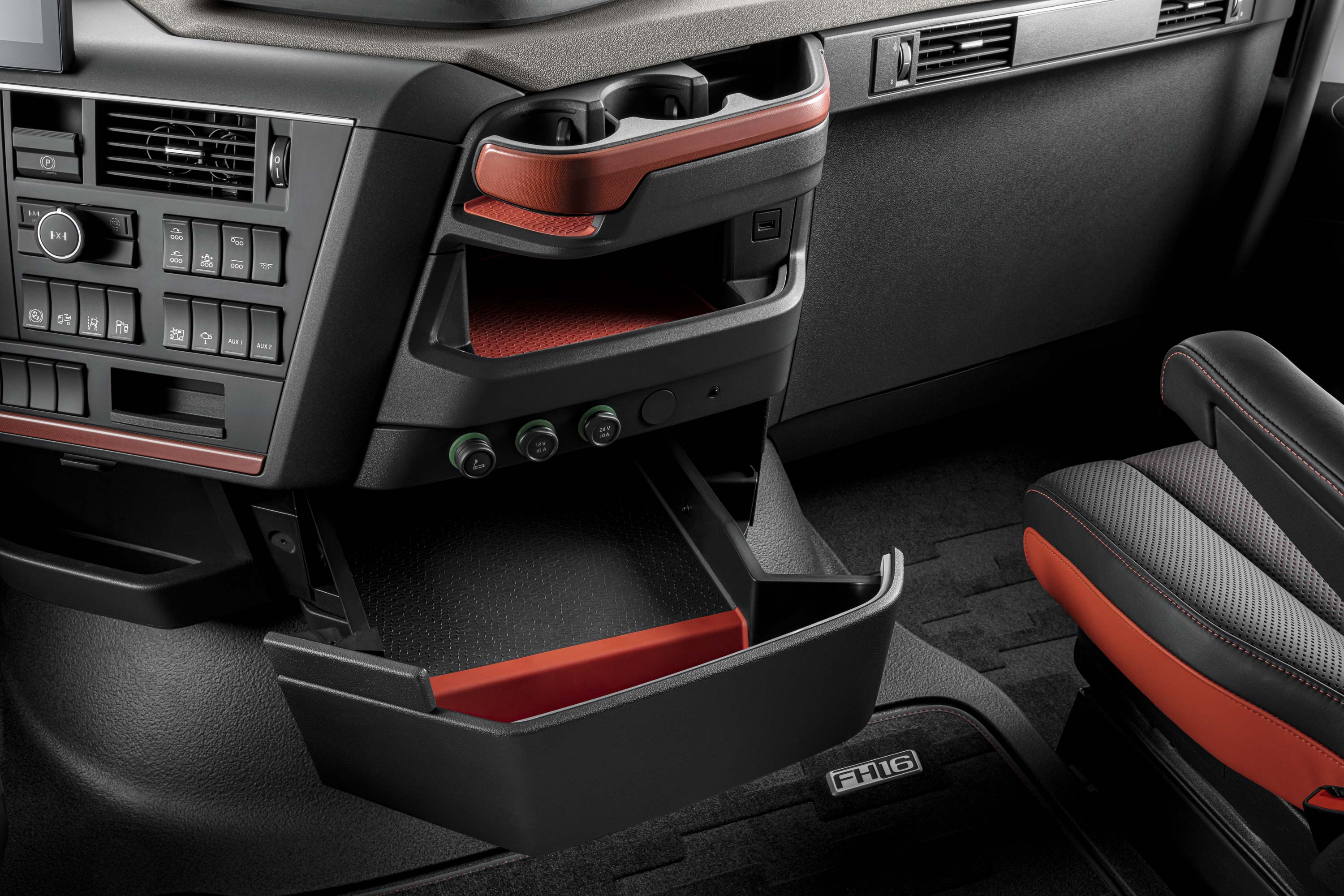 Handige opbergvakken die toegankelijk zijn vanaf de chauffeursstoel van de Volvo FH16.