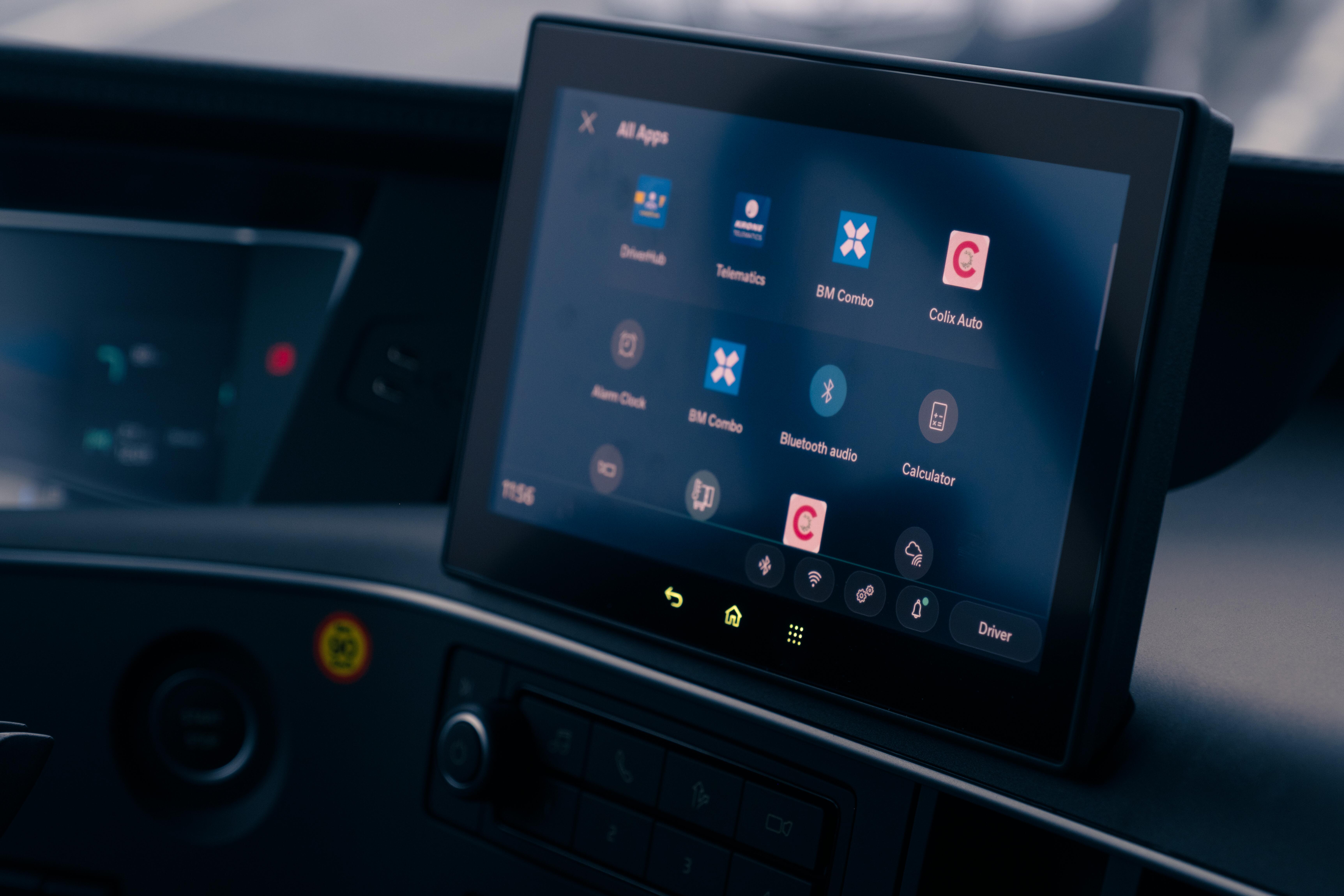 Gebruik uw bedrijfsapps op het ingebouwde zijdisplay en beheer alles centraal in Volvo Connect.