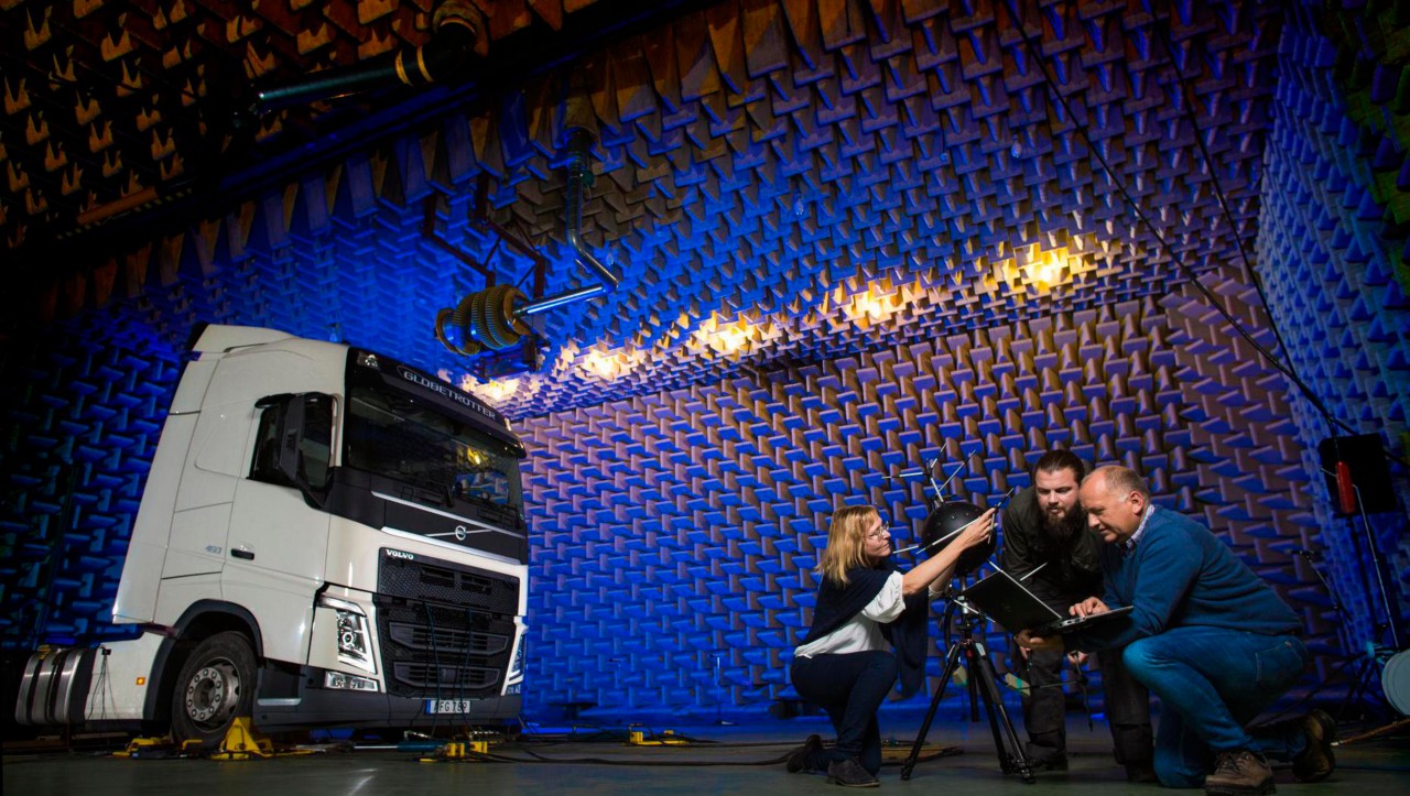 NVH-technici in Volvo Trucks’ Noise & Vibration Laboratory.