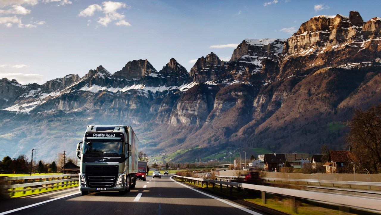 Volvo FH met bergen op de achtergrond