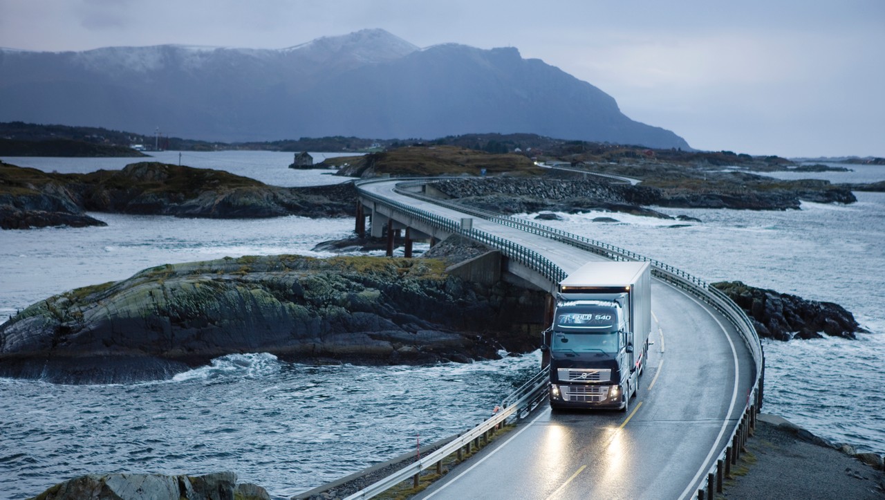 Volvo FH op een winderige brug