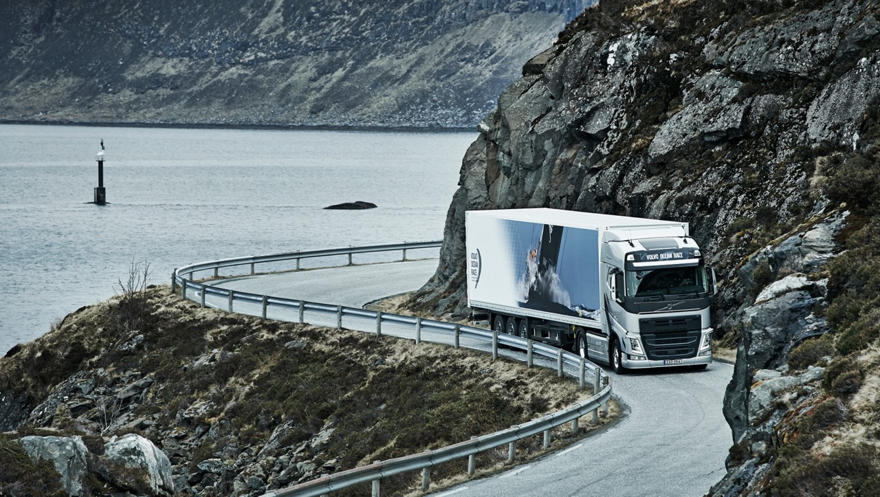Volvo FH op een bochtige weg