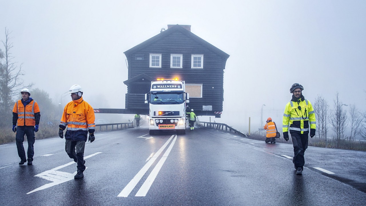 Vooraanzicht van de Volvo FH die het museum van Kiruna vervoert, omgeven door mist