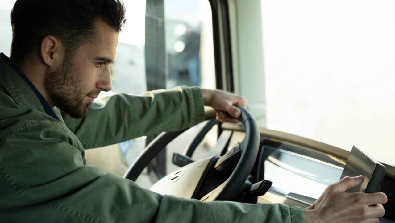 Een chauffeur controleert zijn digitale secundaire display 