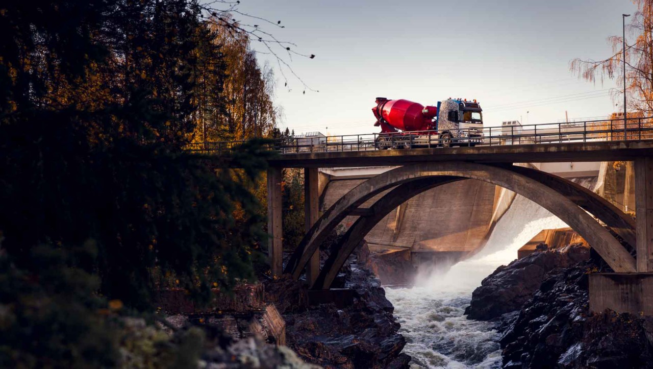 De Volvo FMX rijdt op een brug over een rivier