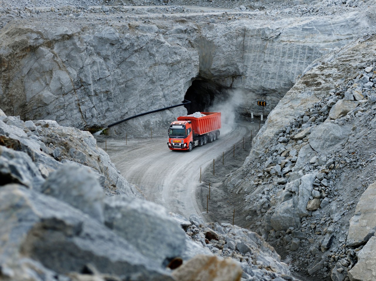 Een geheel zelfrijdende Volvo FH in actie in de kalksteengroeve in het Noorse Brønnøy